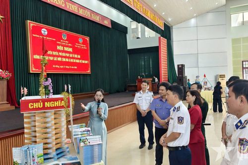 Vùng Cảnh sát biển 2 tuyên truyền pháp luật về biển, đảo cho sinh viên Đà Nẵng