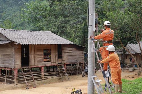 Đưa điện lưới quốc gia đến 100% hộ dân bản Lòm - K. Chăm
