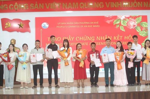 Phường An Khê tổ chức trợ giúp pháp lý miễn phí và trao Giấy chứng nhận kết hôn'Ngày thứ 7 hạnh phúc' cho người dân