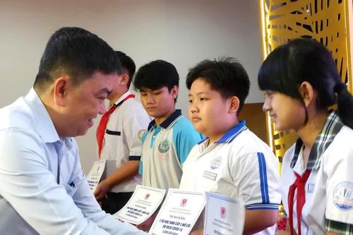 Trao học bổng, phương tiện đi lại, hỗ trợ sinh kế cho người dân khó khăn