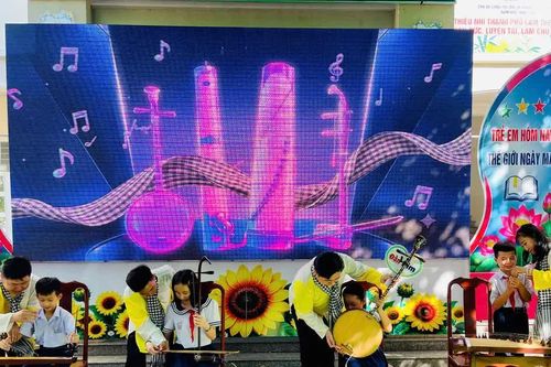 Học sinh tiểu học trải nghiệm Đờn ca tài tử, đổi mới phương pháp học tiếng Anh