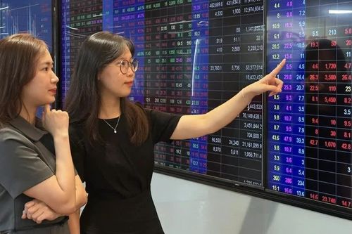 [SPOTLIGHT] Ngành ngân hàng, chứng khoán giảm gần 1.400 nhân sự quý III
