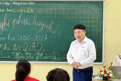 Hiệu trưởng vượt đường rừng vào bản họp phụ huynh