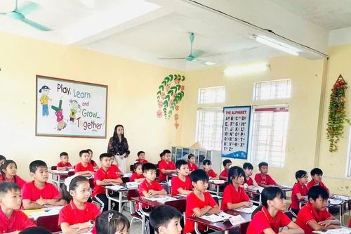 Cô giáo khơi gợi hứng thú học tiếng Anh trong lớp hòa nhập