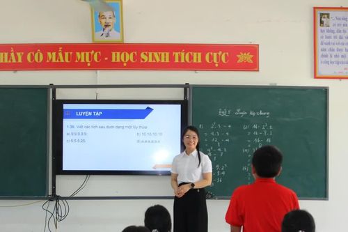 Giáo viên vùng khó bắt nhịp chuyển đổi số từ mỗi giờ lên lớp