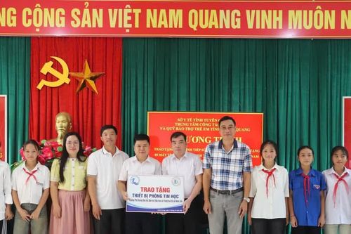 Tuyên Quang: Hỗ trợ thiết bị vui chơi, học tập cho trẻ em vùng khó khăn