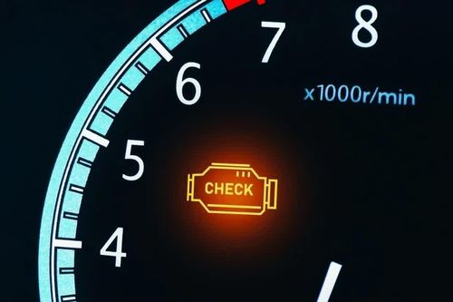 Có nên tiếp tục lái xe khi đèn báo động cơ chớp sáng?
