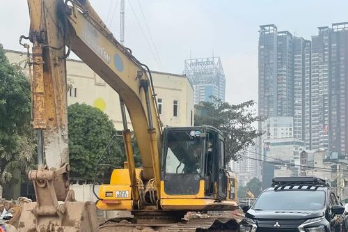 Xe cộ luồn lách giữa công trường Vành đai 2,5 Hà Nội