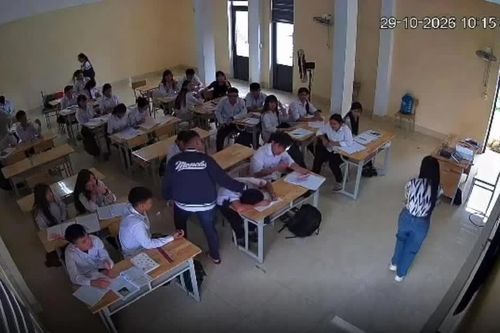 Nam sinh lớp 10 ở Hà Tĩnh bị bạn đánh thủng màng nhĩ ngay trong lớp học