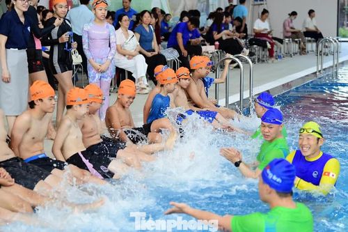 Chuyên gia Nhật chỉ cách biến quần áo thành phao, phòng chống đuối nước