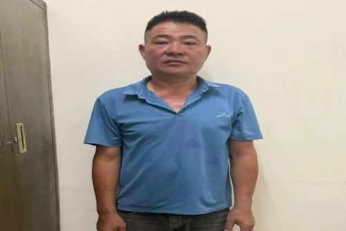 Khởi tố đối tượng đi xe máy chặn đầu ô tô, tát tài xế ở Hà Nội