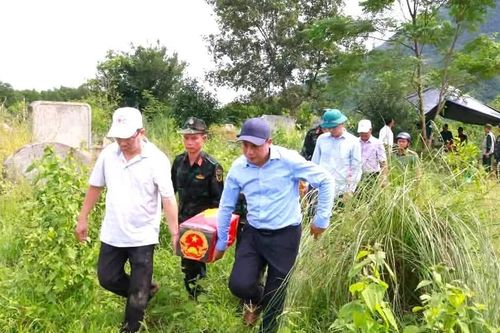 Ngôi mộ vô danh hé lộ hài cốt nữ liệt sĩ bọc trong hai lớp võng dù