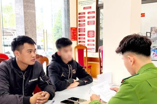 Triệu tập hai thanh niên bị phản ánh giả danh công an, dùng bình xịt hơi cay đe dọa người dân