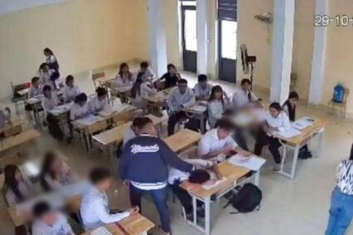 Nam sinh lớp 10 bị bạn đánh, tát liên tiếp trong lớp học