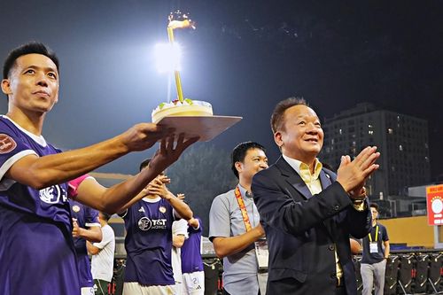 Hà Nội FC tặng bánh sinh nhật bầu Hiển sau trận thắng Ninh Bình