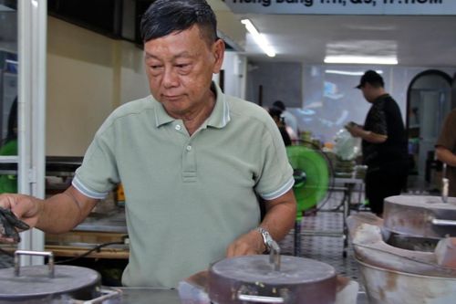 Quán bánh thủ công 46 năm tuổi ở TPHCM, chủ trộn bột phải xem thời tiết