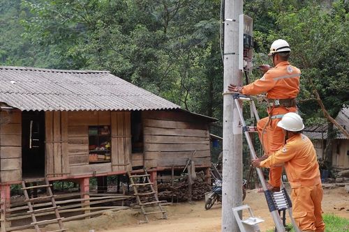Bản làng người Chứt bừng sáng khi điện lưới quốc gia về đến từng nhà