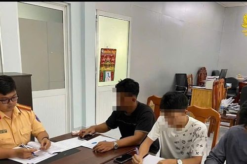 3 thanh niên bị xử phạt vì màn giả làm 'cương thi' trên xe BMW mui trần đang chạy