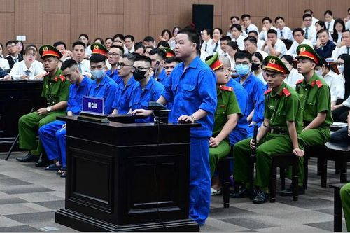Quá trình bỏ trốn ra nước ngoài rồi 'hội ngộ' tại tòa của Mr Hunter và vợ cũ