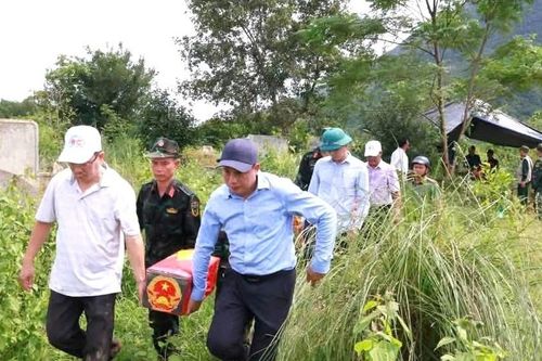 Tìm thấy hài cốt nữ liệt sĩ bọc trong hai lớp võng dù từ tin báo của người dân