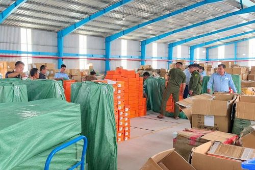 Phát hiện tổng kho chứa gần 570.000 sản phẩm nghi nhập lậu