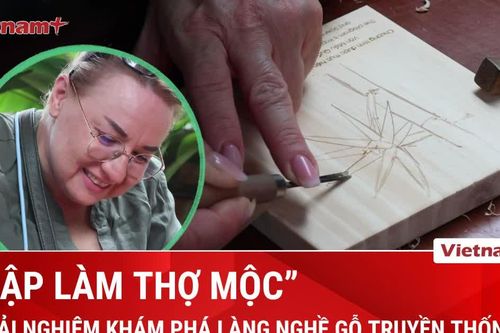 Du khách tỉ mẩn tập khắc gỗ, trải nghiệm cảm giác làm thợ mộc làng nghề