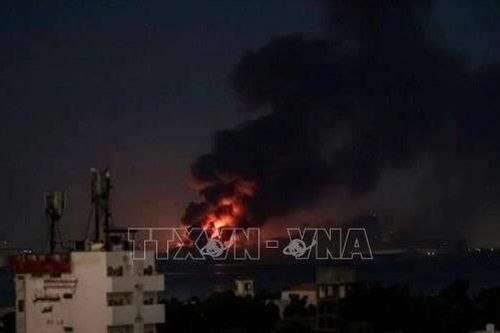 Hai vụ nổ rung chuyển Aden, Houthi bị cáo buộc tấn công Dinh Tổng thống Yemen