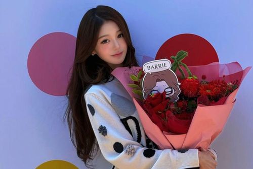Jang Wonyoung (IVE) khoe nhan sắc tựa công chúa