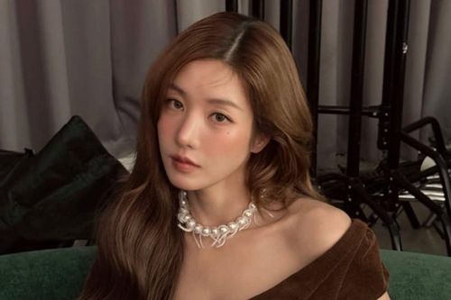 Kwon Eunbi gây chú ý với váy trễ vai gợi cảm