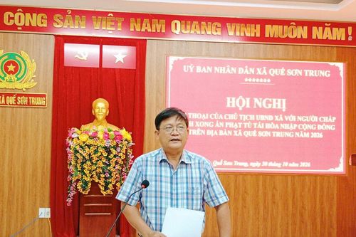 Chủ tịch UBND xã Quế Sơn Trung đối thoại với người chấp hành xong án phạt tù