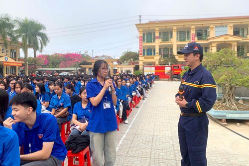 Gần 1.200 giáo viên, học sinh trải nghiệm kỹ năng phòng cháy, chữa cháy