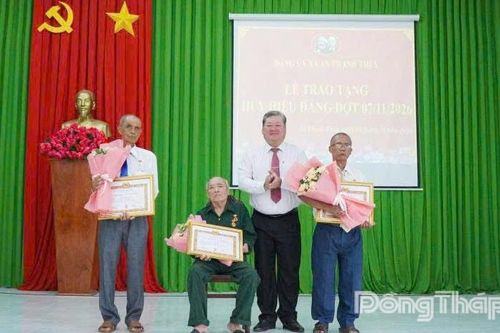 Đồng Tháp trao tặng, truy tặng 1.020 Huy hiệu Đảng dịp 7-11