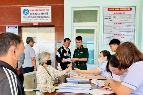 Bệnh viện Quân y 211 khám sức khỏe, cấp thuốc miễn phí cho 374 người cao tuổi