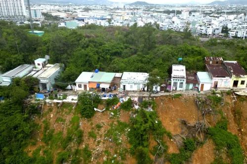 Khẩn trương rà soát, di dời các hộ dân vùng sạt lở núi Một
