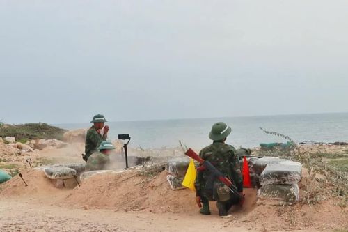 Ngày 5-11, Bộ CHQS tỉnh Gia Lai tổ chức bắn chiến đấu tại đảo Cù Lao Xanh