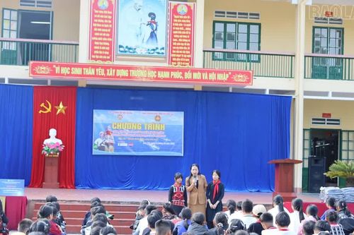 Tặng quà và tuyên truyền kỹ năng sống cho học sinh Mường Bo