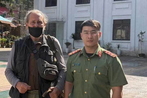 Công an phường Sa Pa hỗ trợ du khách Tây Ban Nha, đảm bảo sức khỏe để làm thủ tục về nước