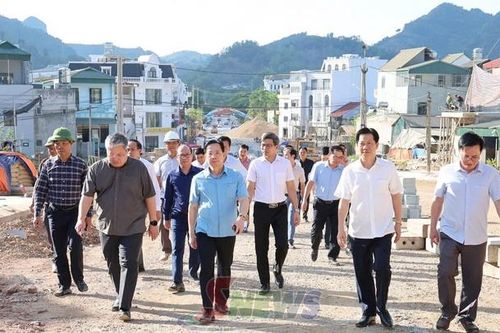 Đồng chí Bí thư Tỉnh ủy kiểm tra, nắm tình hình thực hiện một số dự án trên địa bàn phường Chiềng Sinh và Chiềng Cơi