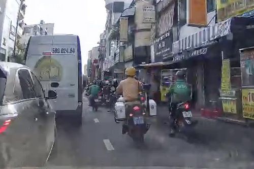 CSGT TP.HCM dùng mô tô đặc chủng dẫn đường, giúp sản phụ đến bệnh viện kịp thời