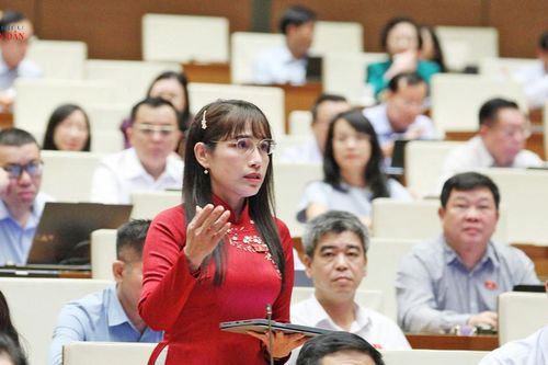 Tại sao khi bước vào cổng trường, học sinh mua một đĩa cơm, một chai nước lại phải trả giá cao hơn bên ngoài?