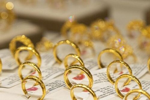 Giá vàng đồng loạt giảm sâu, về đáy một tháng
