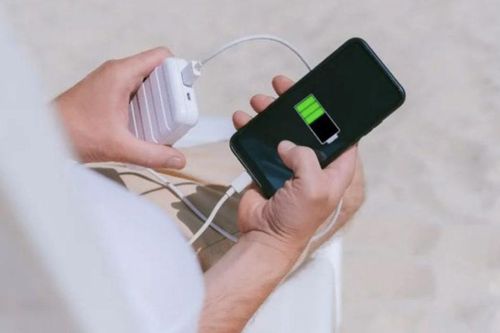 Có nên sạc điện thoại khi pin còn 30%?