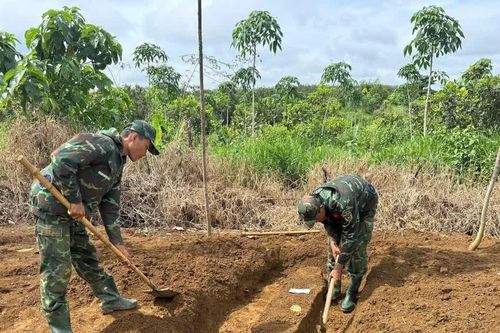 Tìm thấy 15 hài cốt liệt sĩ gần suối Nhung cùng di vật có khắc tên