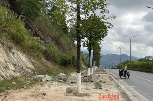 Cần sớm xử lý tình trạng đất rơi tự do thành tảng trên đường Võ Nguyên Giáp