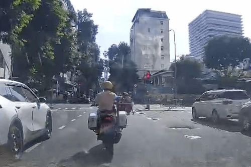CSGT dùng mô tô đặc chủng mở đường cho chồng đưa vợ sắp sinh đến viện
