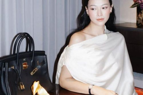 Mỹ nhân miền Tây từng giành vương miện quốc tế, nay có gu thời trang đẳng cấp, sở hữu loạt túi hiệu đắt đỏ