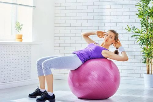 Mới tập yoga nên mua gì? 8 món dụng cụ giúp bạn tập tại nhà dễ dàng hơn