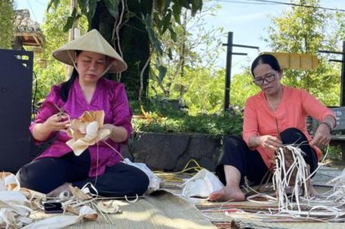 Từ mo cau bỏ đi 'hoá thân' thành những món đồ mỹ nghệ độc đáo
