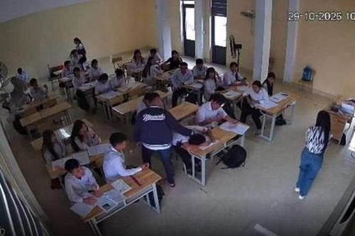 Nam sinh lớp 10 bị bạn đánh thủng màng nhĩ trong lớp học