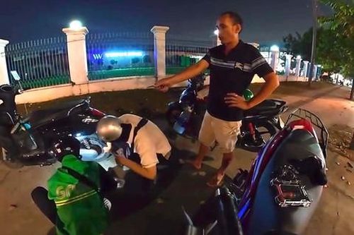 Công an làm việc với người đe dọa tài xế Grab hỗ trợ vá xe miễn phí cho người đi đường